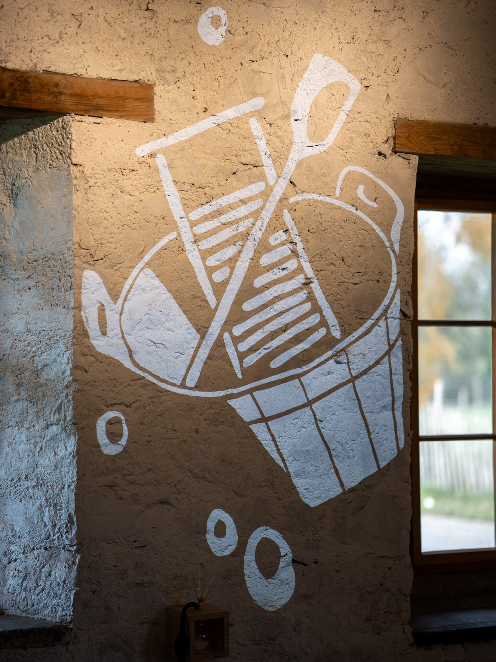 Projektion an der Wand des Waschhüslis